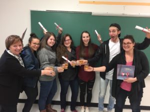 Sur la photo de gauche à droite, Margelaine Chartrand, enseignante en TÉE, Laurence Angers, Aryanne Bergeron, Rachel Morin, Marianne Thibault, Jonathan Therrien-Boyer, Annie O'Bomsawin-Bégin, enseignante en philosophie, absente sur la photo, Marie-Elda Blanc.