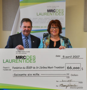 Denis Chalifoux, préfet de la MRC des Laurentides et Carole Marchand, présidente du conseil d'administration de la Fondation du Cégep de Saint-Jérôme. (Photo : gracieuseté)