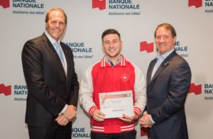 L’étudiant-athlète Nicolas Vachon a reçu sa bourse des mains de M. Martin Lavigne, Président de la Financière Banque Nationale, Gestion de Patrimoine et M. Louis Vachon, Président et Chef de la direction de la Banque Nationale.