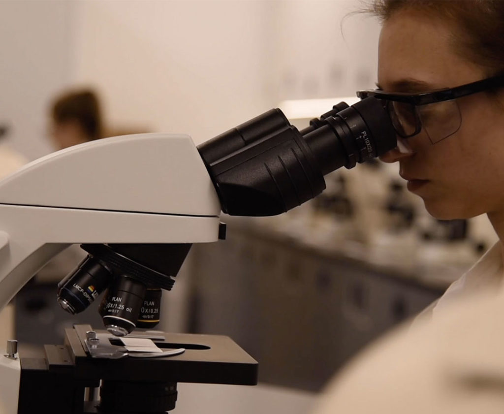 Étudiante du programme Analyses biomédicales du Cégep de Saint-Jérôme qui utilise de équipement de laboratoire