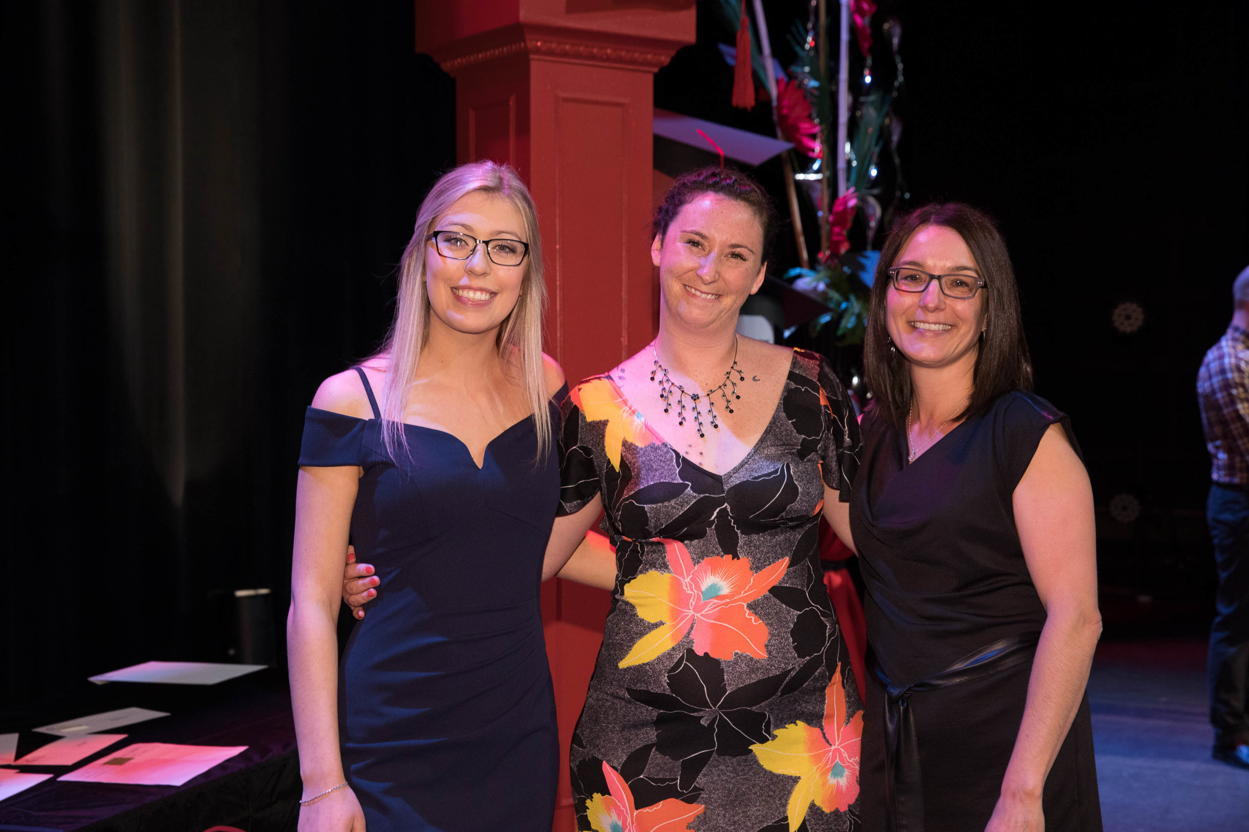De gauche à droite: Meghan Danis (boursière), Marlaine Leclair (boursière) et Julie Pellerin (comptable agréé)