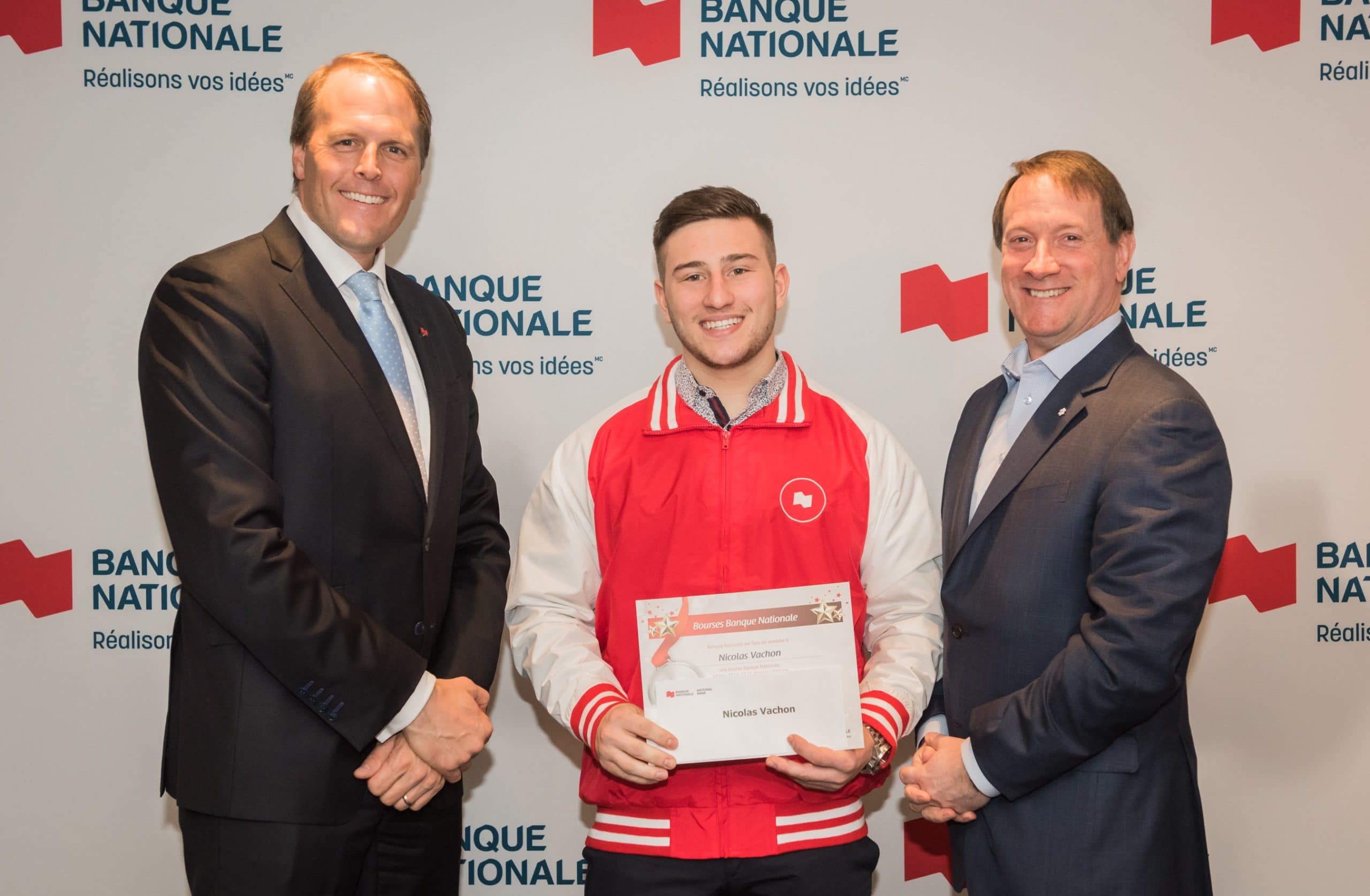 L’étudiant-athlète Nicolas Vachon a reçu sa bourse des mains de M. Martin Lavigne, Président de la Financière Banque Nationale, Gestion de Patrimoine et M. Louis Vachon, Président et Chef de la direction de la Banque Nationale. 