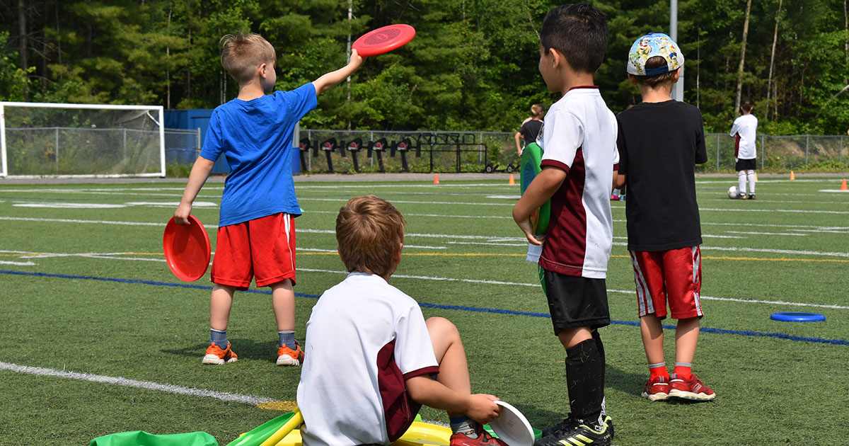 Quatre enfants avec des frisbee
