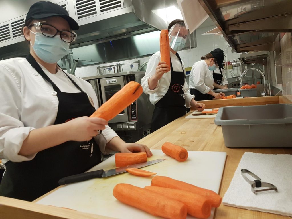 Étudiants dans une cuisine