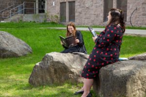 Deux femmes en train de lire un livre
