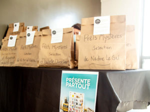 Sac en papier sur une table