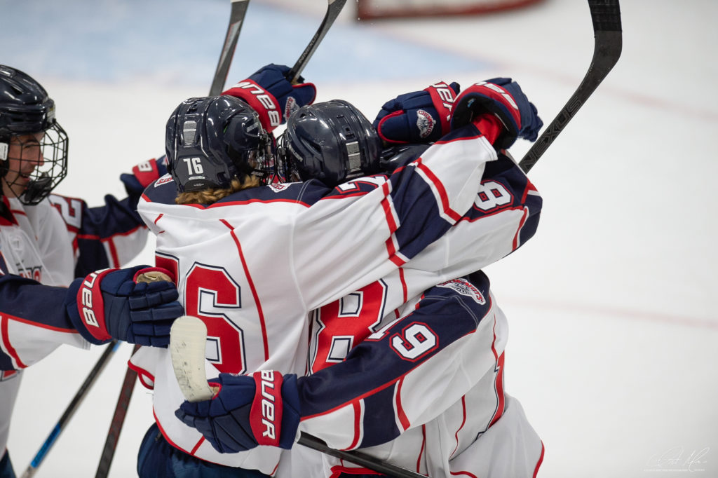 Cheminots en hockey se faisant une accolade