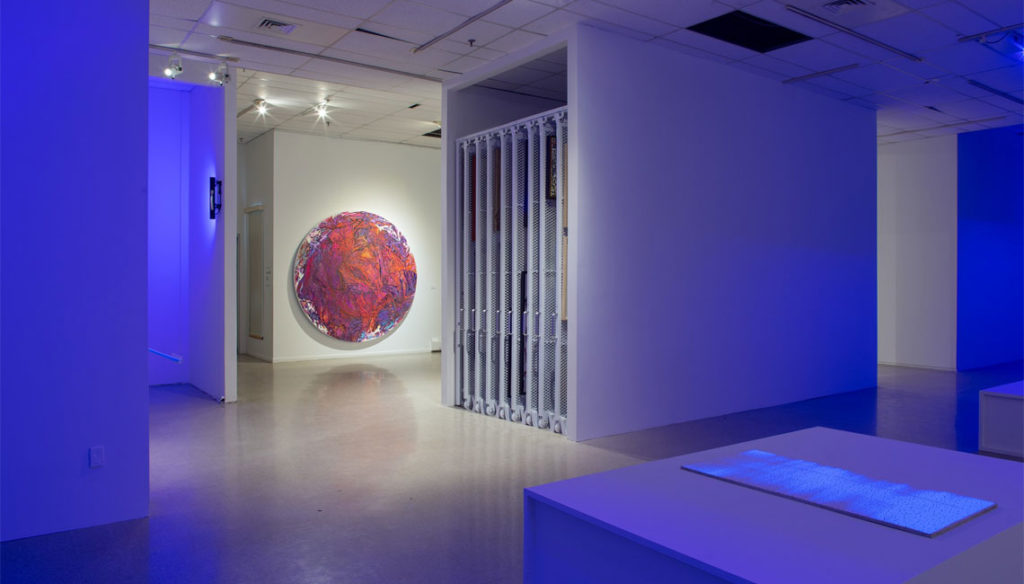 musée avec des néons mauves