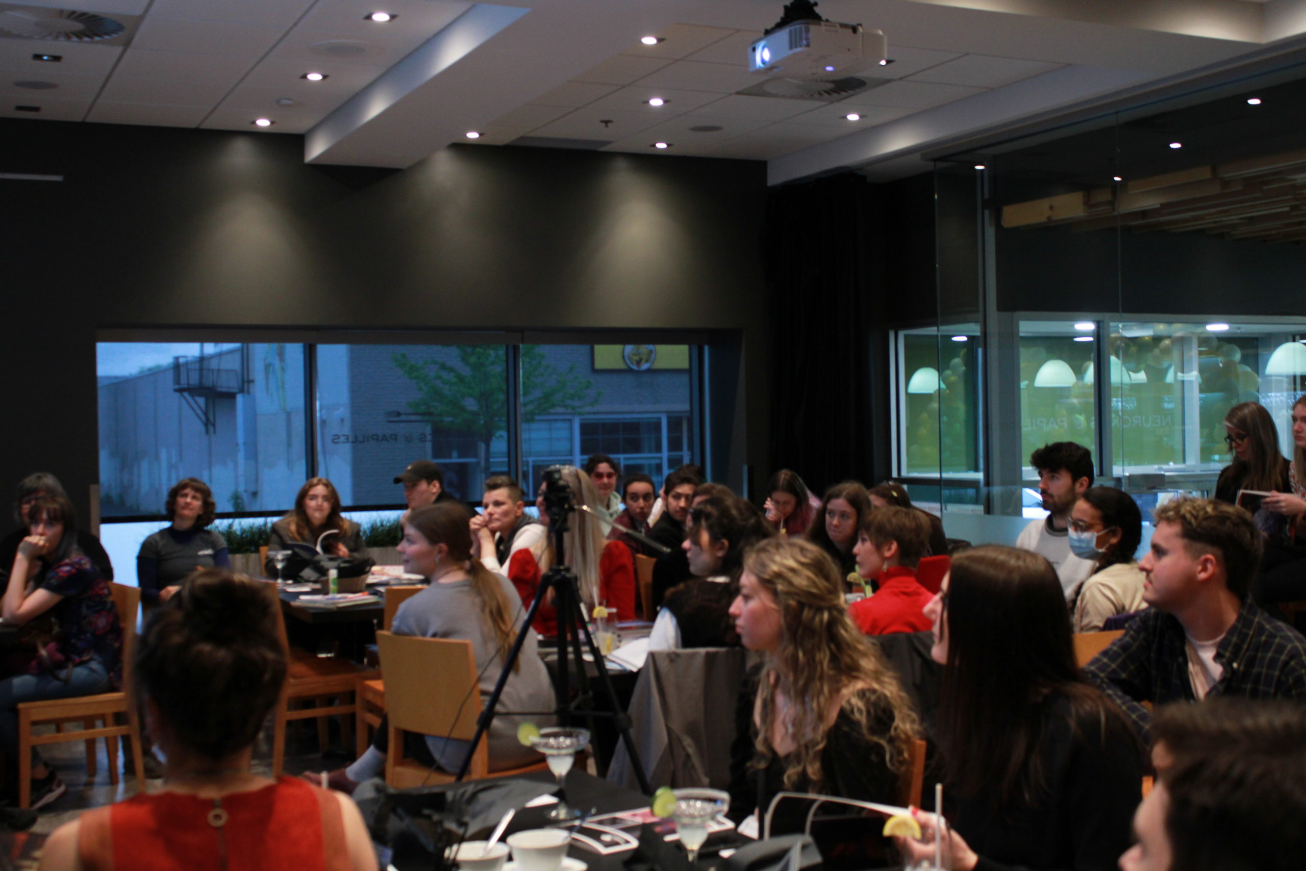 Groupe de personnes dans une salle