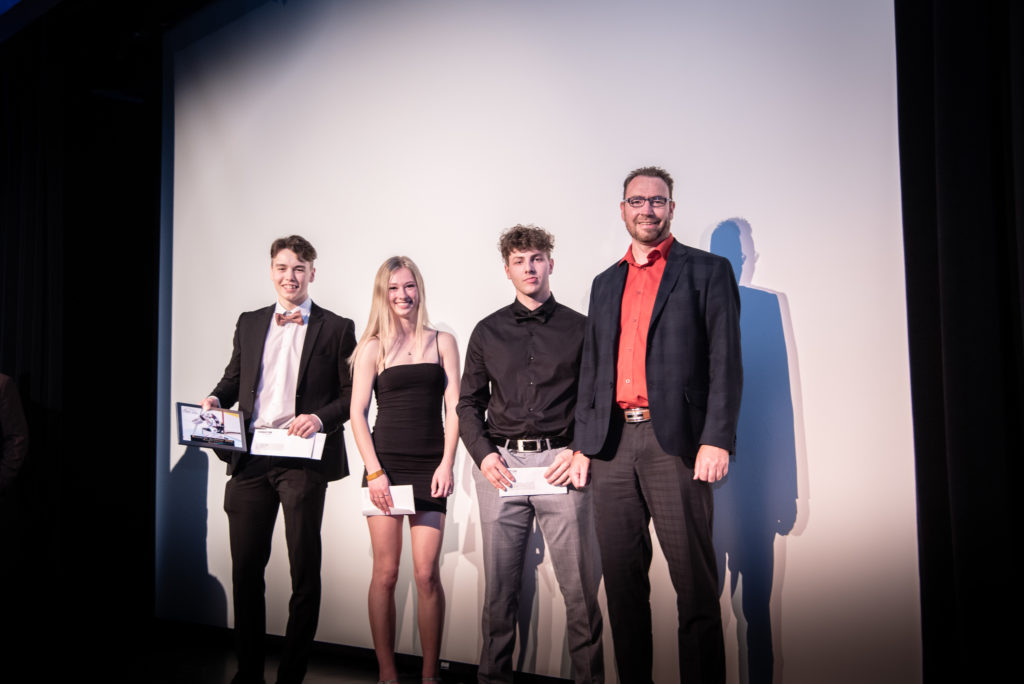 Groupe de personnes dans un gala
