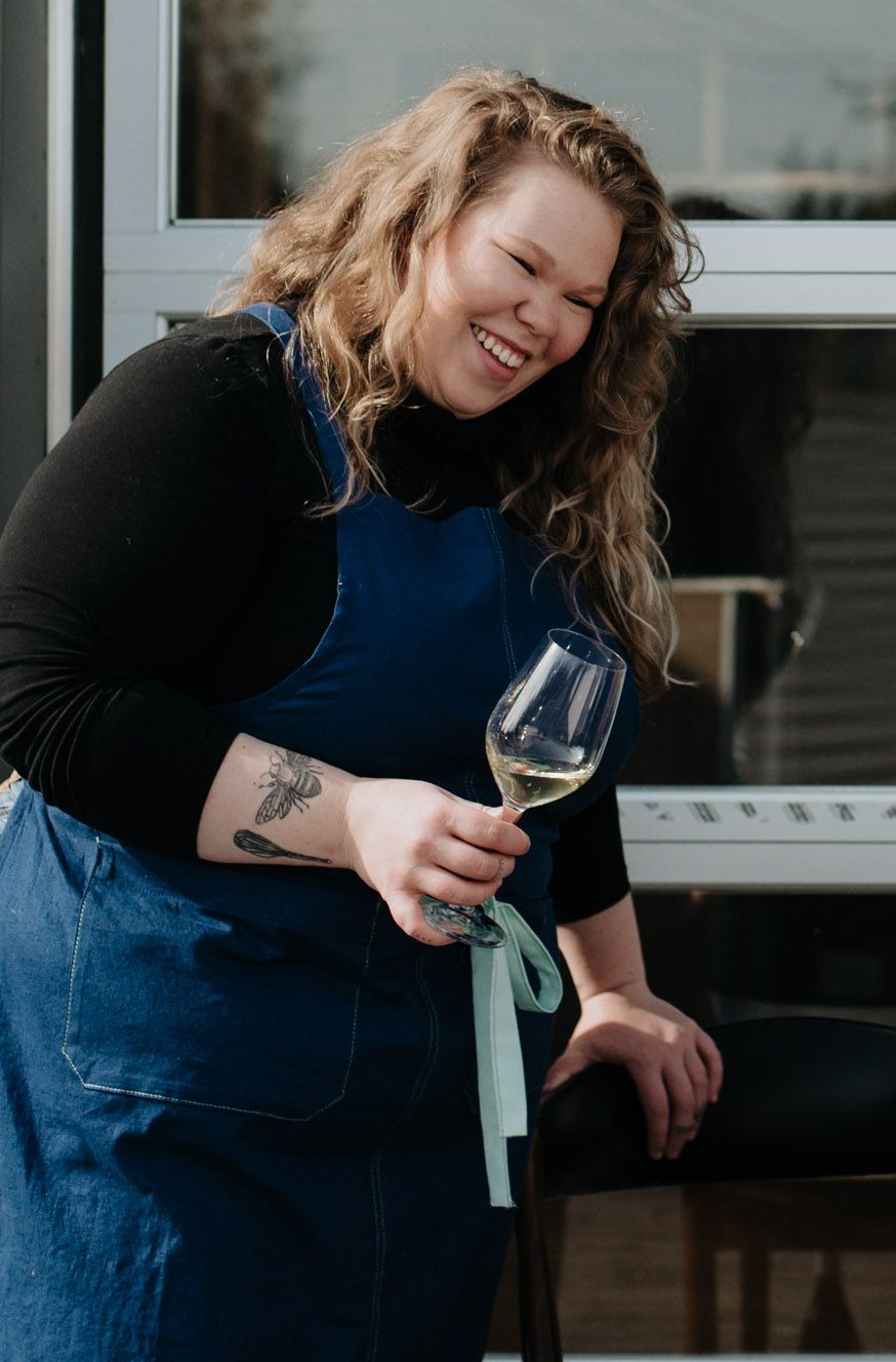 Ariane Faucher avec un verre de vin