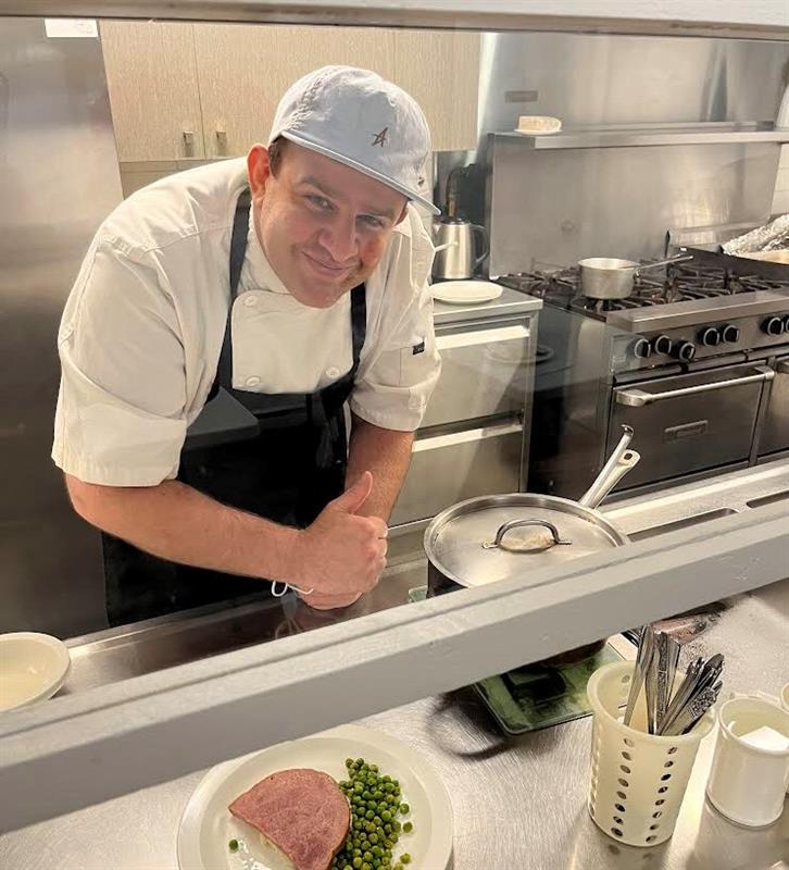 Cuisinier dans une cuisine