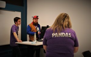 Groupe de personnes avec un chandail des Pandas du Cégep de Saint-Jérôme