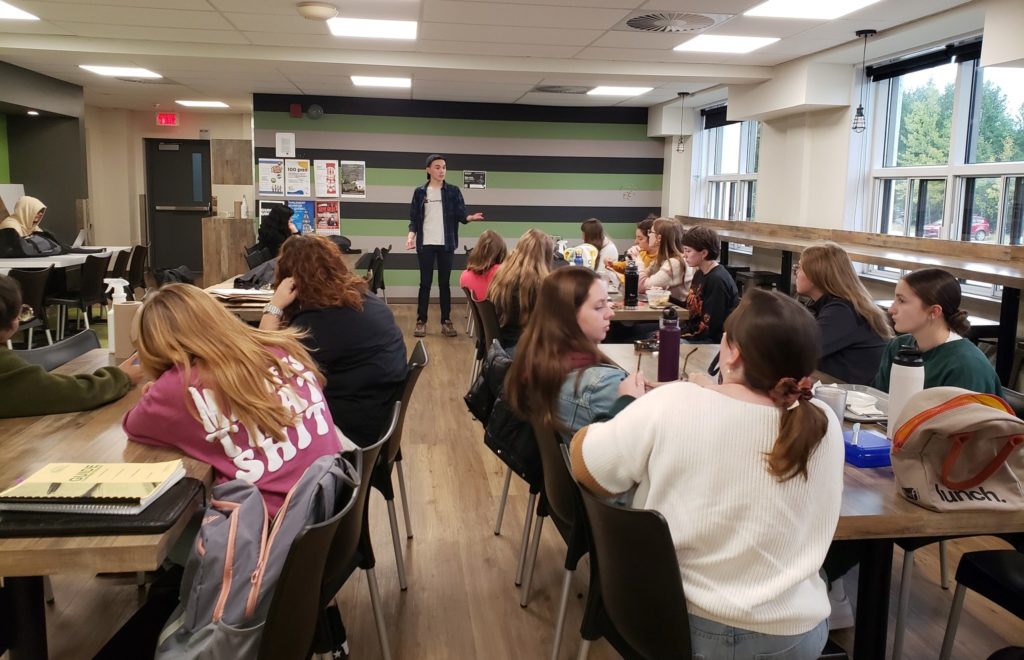 Conférence dans une classe avec des étudiants et étudiantes