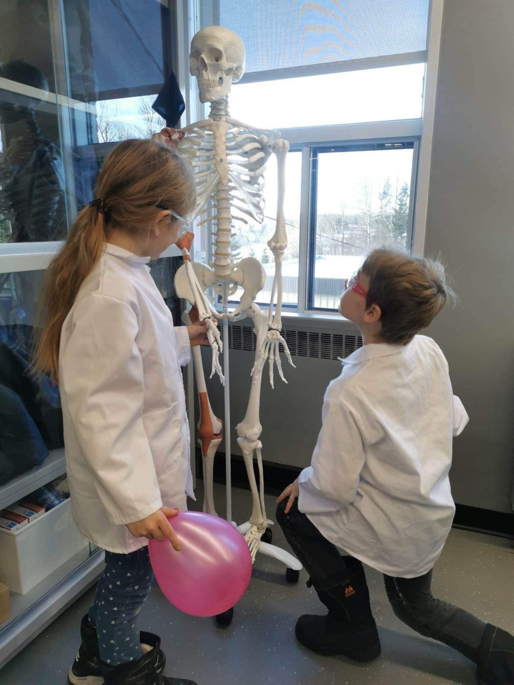 Enfants devant un squelette