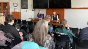 Photo de Guylaine maroist qui répond aux questions de la foule.