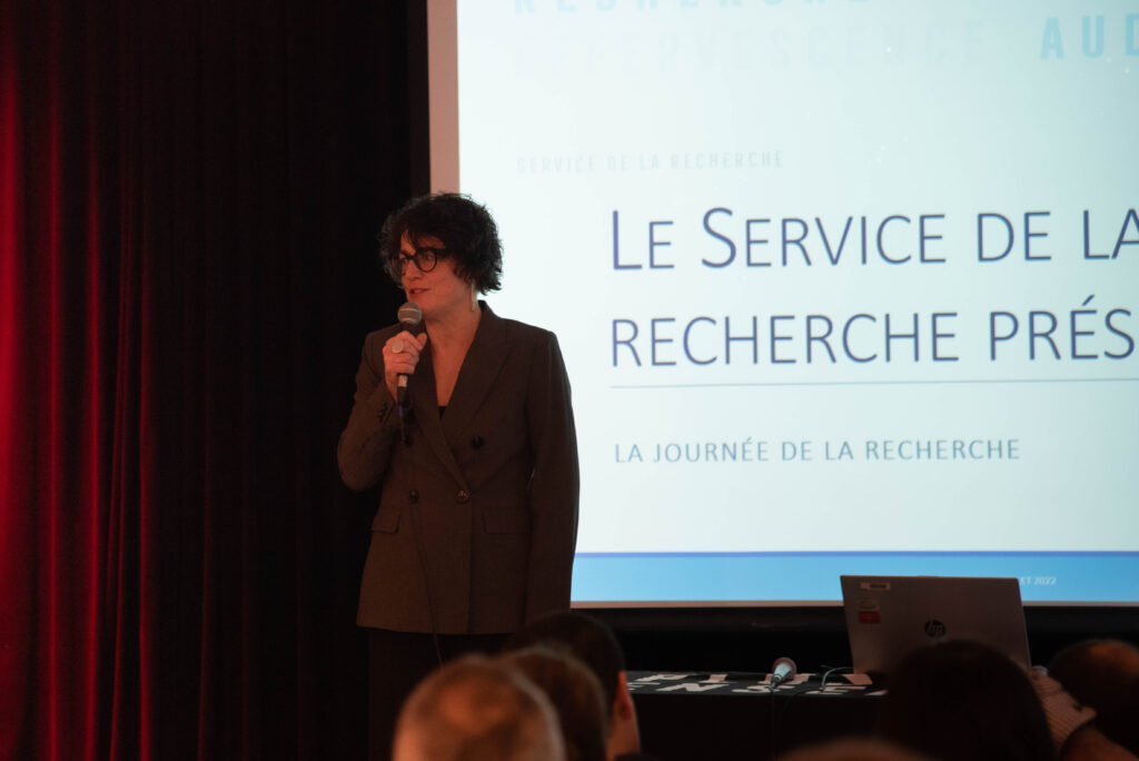 Photo de Nadine Le Gal qui prononce le mot d'ouverture.