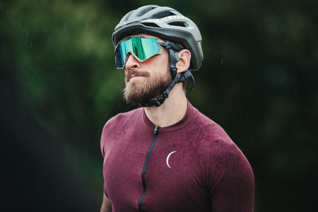 Photo d'un cycliste dans la nature. 