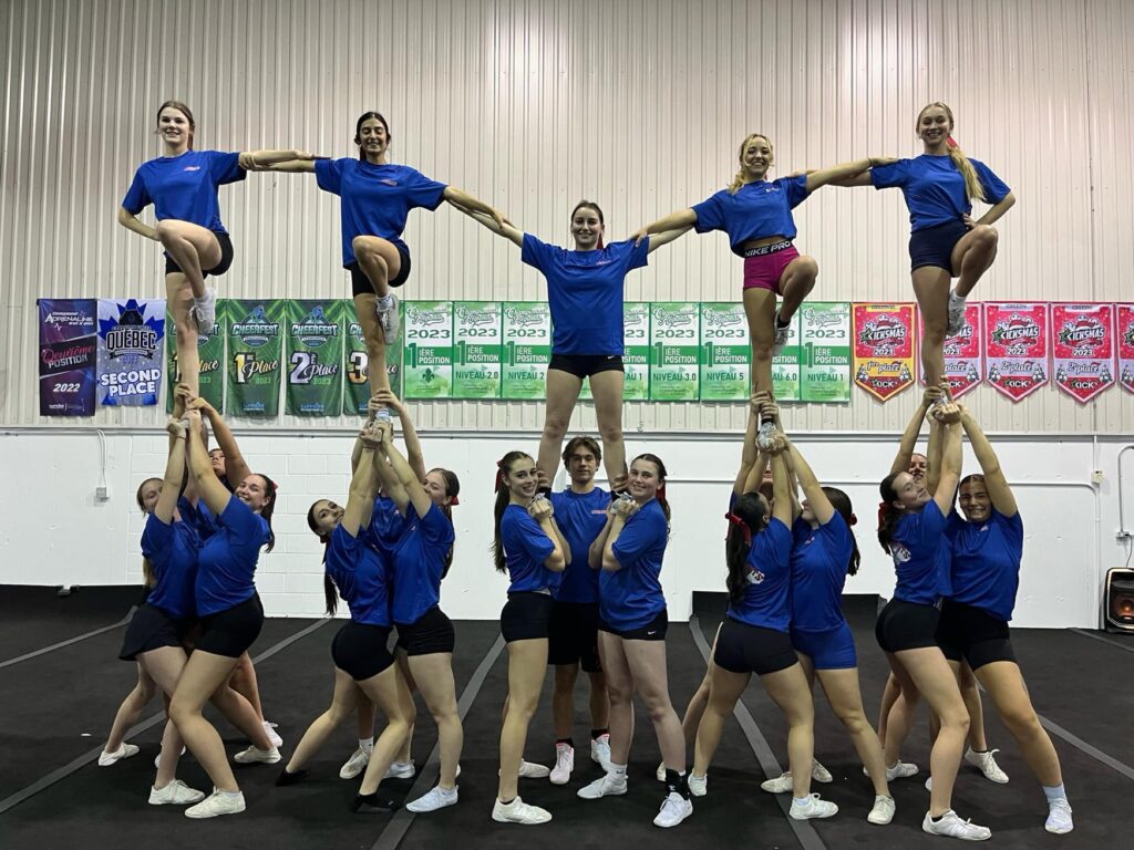 Équipe de cheerleading des Cheminots du Cégep de Saint-Jérôme en formation. 