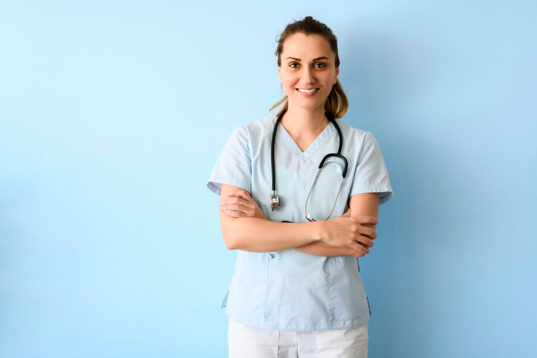 Smiling young inhalotherapy woman with stethoscope holding asthma pump