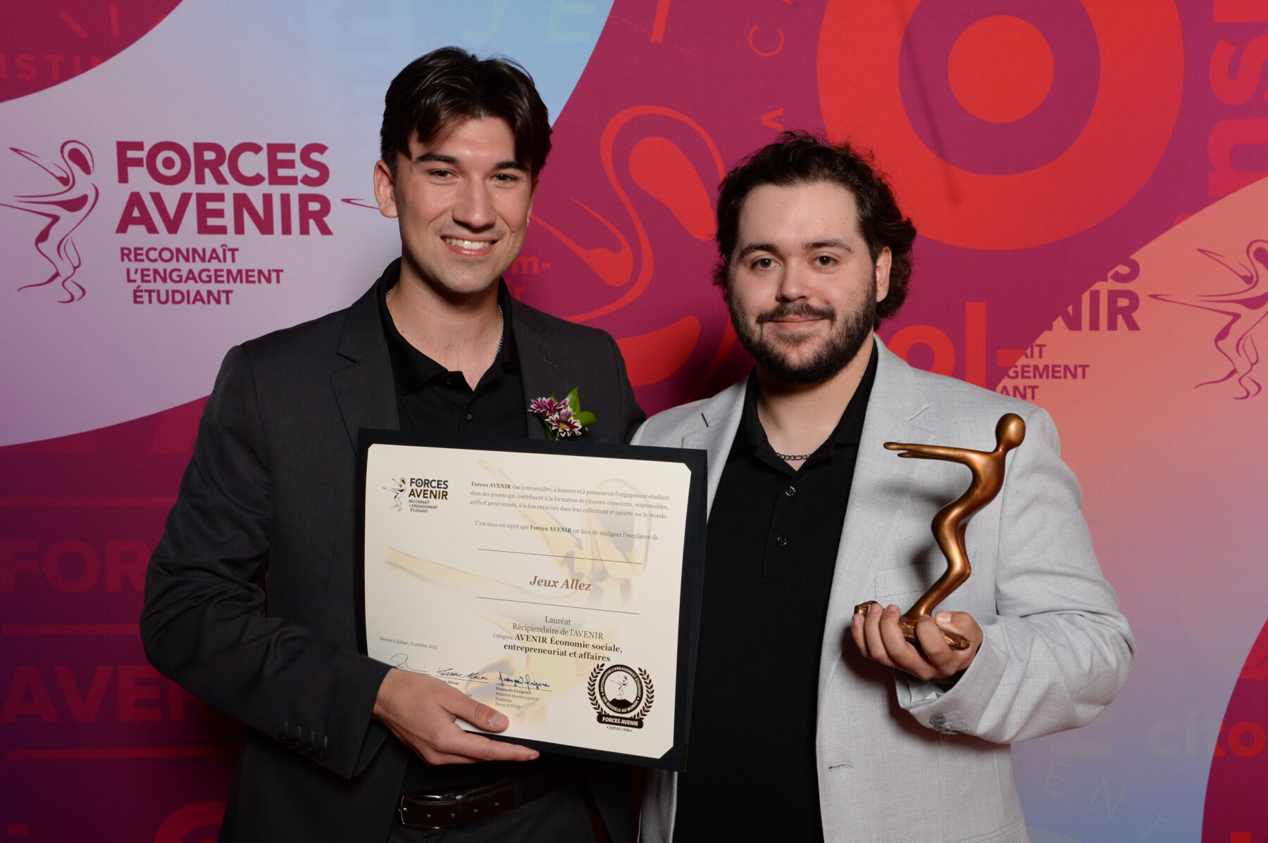 Les membres du projet Jeux Allez, Thomas Perron et Alex Lavoie, finalistes dans la catégorie AVENIR Économie sociale, entrepreneuriat et affaires.